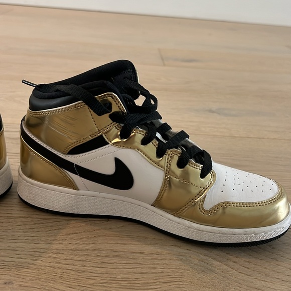 Nike Air Jordan 1 Mid - Picture 2 of 4